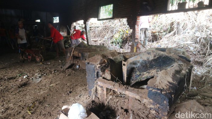 Kondisi tempat produksi kerupuk milik warga Desa Bulumanis Kidul, Kecamatan Margoyoso, Pati, yang rusak diterjang banjir bandang pekan lalu, Kamis (21/7/2022).