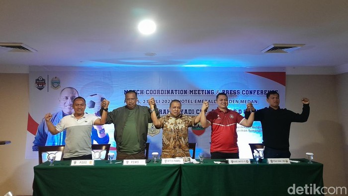Ketua Panitia (tengah) bersama empat perwakilan tim yang akan ikut Gubsu Edy Rahmayadi Cup (Aldi/detikSumut)