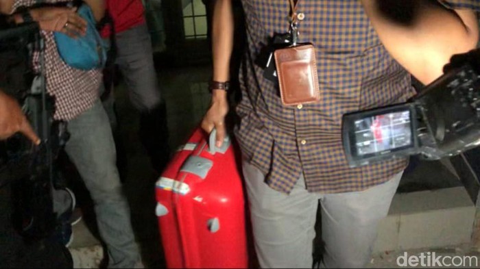 Koper berisi berkas yang dibawa KPK dari penggeledahan di Kantor Dinas PUTR Sulsel. (Isak/detikSulsel)
