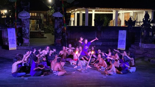 Koreografer muda peserta ajang Temu Seni Tari belajar dan pentas bersama Maestro Kecak I Ketut Rina di Ubud