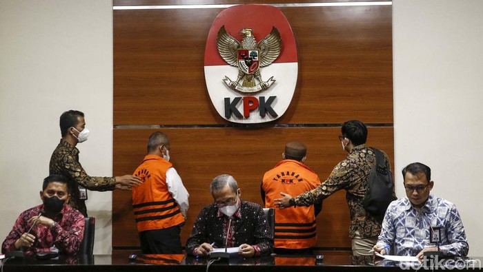 KPK menahan 2 tersangka kasus korupsi Stadion Mandala Krida Yogyakarta. Mereka adalah Kabid Khusus Dispora DIY (EW) dan Dirut PT AG berinisial SGH.