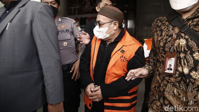 KPK menahan 2 tersangka kasus korupsi Stadion Mandala Krida Yogyakarta. Mereka adalah Kabid Khusus Dispora DIY (EW) dan Dirut PT AG berinisial SGH.