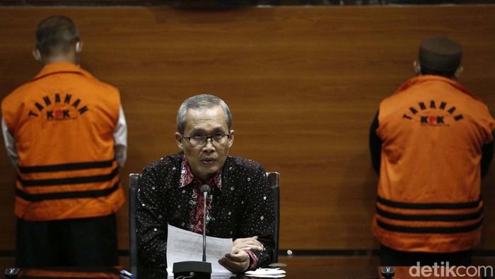 KPK menahan 2 tersangka kasus korupsi Stadion Mandala Krida Yogyakarta. Mereka adalah Kabid Khusus Dispora DIY (EW) dan Dirut PT AG berinisial SGH.