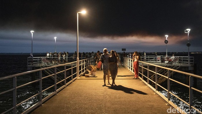 Langit Biru Berubah Jadi Hitam Pekat Akibat Kebakaran Hutan Kebakaran hutan akibat gelombang panas juga melanda Prancis. Bahkan kebakaran hutan itu membuat langit biru berubah menjadi hitam pekat di Arcachon.