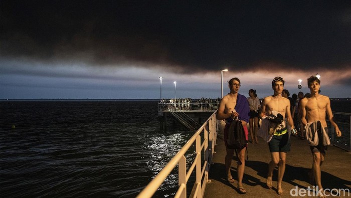 Langit Biru Berubah Jadi Hitam Pekat Akibat Kebakaran Hutan Kebakaran hutan akibat gelombang panas juga melanda Prancis. Bahkan kebakaran hutan itu membuat langit biru berubah menjadi hitam pekat di Arcachon.