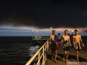 Ngeri, Langit Biru di Prancis Jadi Hitam Pekat Akibat Kebakaran