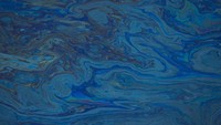 Tumpahan minyak yang mencemari laut justru terlihat dramatis dari jepretan kamera. Lansekap yang dihasilkan menjelma bak lukisan. Setuju?