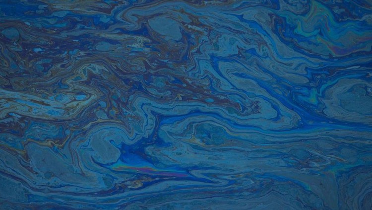 Lansekap Tumpahan Minyak Ini Menjelma Bak Lukisan Tumpahan minyak yang mencemari laut justru terlihat dramatis dari jepretan kamera. Lansekap yang dihasilkan menjelma bak lukisan. Setuju?