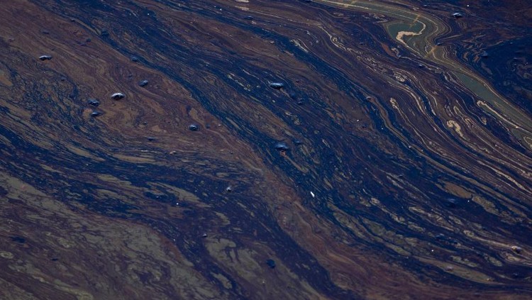 Lansekap Tumpahan Minyak Ini Menjelma Bak Lukisan Tumpahan minyak yang mencemari laut justru terlihat dramatis dari jepretan kamera. Lansekap yang dihasilkan menjelma bak lukisan. Setuju?