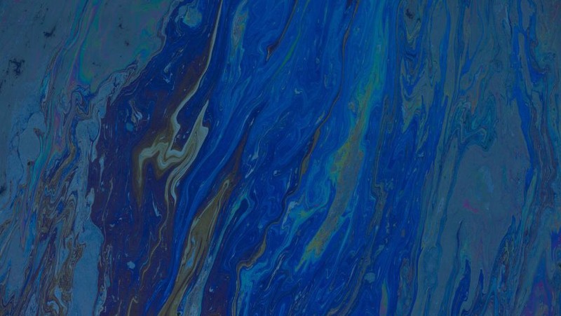 Tumpahan minyak yang mencemari laut justru terlihat dramatis dari jepretan kamera. Lansekap yang dihasilkan menjelma bak lukisan. Setuju?