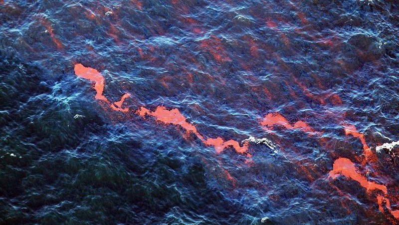 Tumpahan minyak yang mencemari laut justru terlihat dramatis dari jepretan kamera. Lansekap yang dihasilkan menjelma bak lukisan. Setuju?