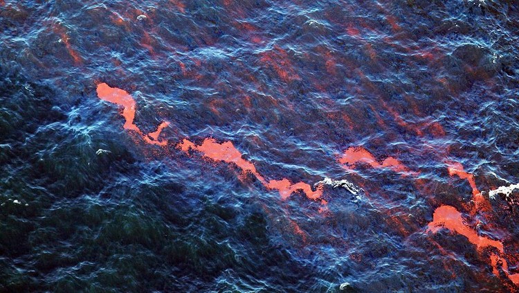 Tumpahan minyak yang mencemari laut justru terlihat dramatis dari jepretan kamera. Lansekap yang dihasilkan menjelma bak lukisan. Setuju?