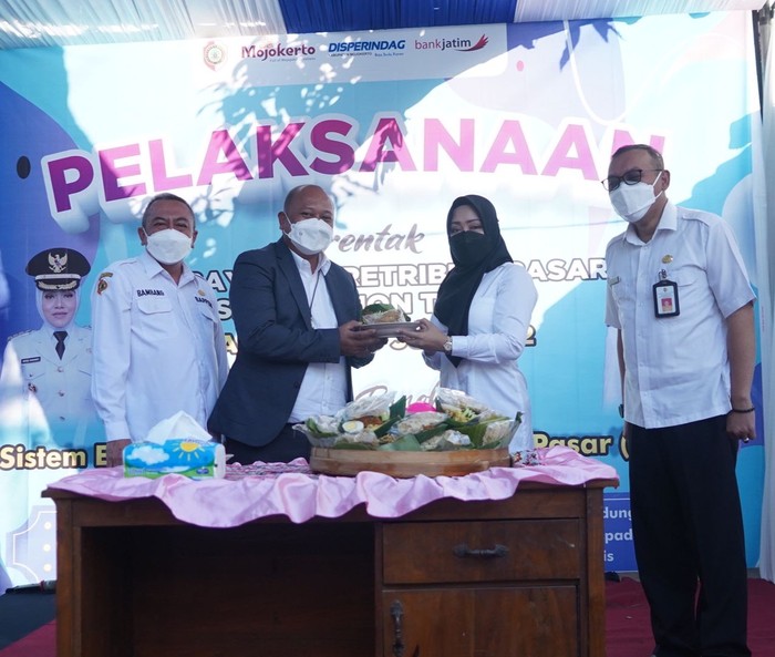 Launching SEMAR dilakukan Bupati Ikfina di Pasar Raya Mojosari