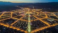 Dengan fotografi udara dan bahkan wisata udara yang semakin populer dalam beberapa tahun terakhir, Kabupaten Tekesi menjadi sangat populer di kalangan wisatawan. Sejak 2014, pemerintah setempat telah menawarkan tur udara ke kota tersebut/Foto: Lovepik via Oddity Central