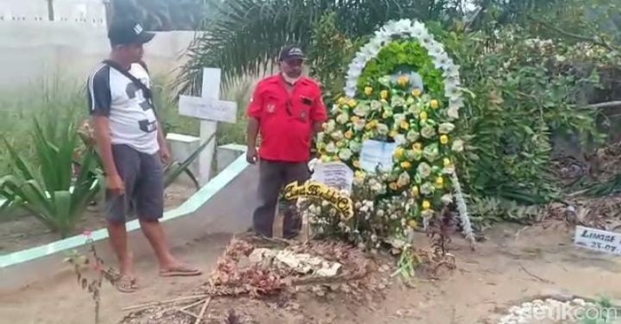 Makam Brigadir J yang dijaga oleh pemuda dari PBB.