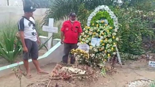 Makam Brigadir J yang dijaga oleh pemuda dari PBB.