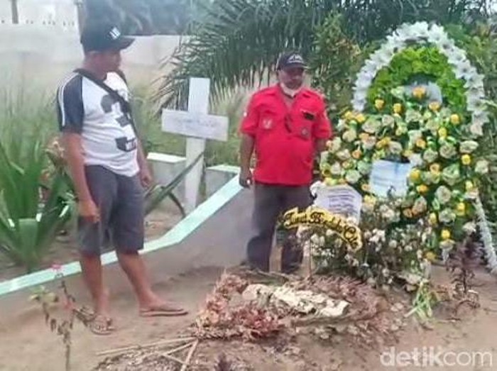 Makam Brigadir J yang dijaga oleh pemuda dari PBB.