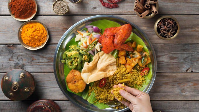 Makan Pakai Tangan di Restoran, Pria Ini Ditonton dengan Tatapan Menjijikkan