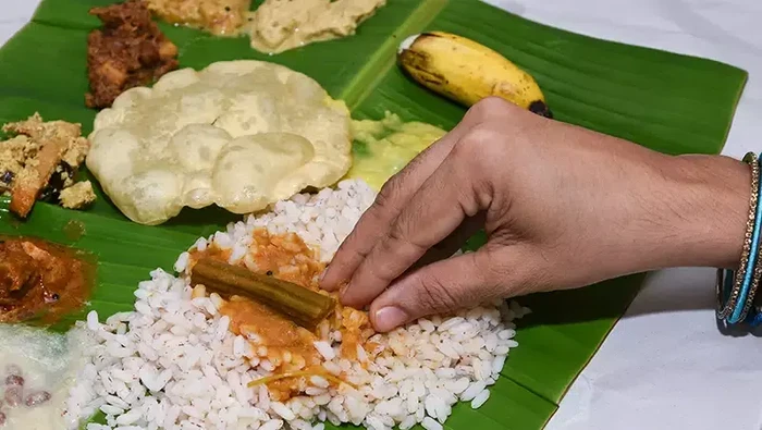 Makan Pakai Tangan di Restoran, Pria Ini Ditonton dengan Tatapan Menjijikkan