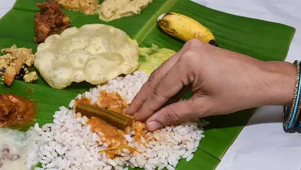 Makan Pakai Tangan di Restoran, Pria Ini Ditonton dengan Tatapan Menjijikkan