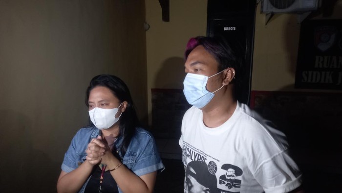 Manajer dan Asisten Nikita Mirzani di Polres Serang Kota (Khairul-detikcom)