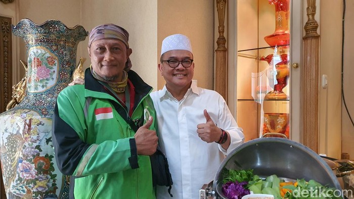 Mantan Gubernur Riau Rusli Zainal (baju putih) tiba di rumahnya usai bebas bersyarat.