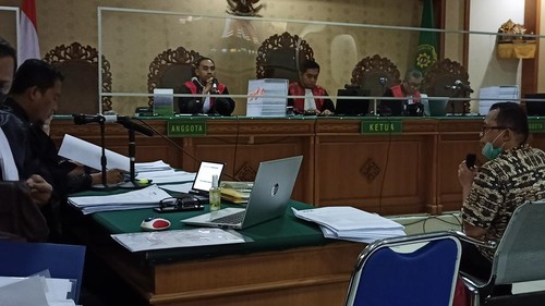 Mantan Kepala Seksi Dana Alokasi Khusus Fisik II, Dirjen Perimbangan Keuangan, Kemenkeu, Rifa Surya, saat menjadi saksi suap DID Tabanan untuk Terdakwa Ni Putu Eka Wiryastuti dan Dewa Wiratmaja, Kamis (21/7/2022).