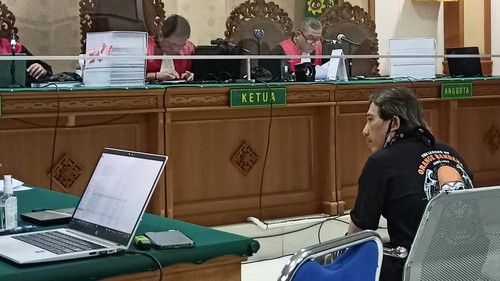Mantan pejabat Kementerian Keuangan (Kemenkeu), Yaya Purnomo, saat menjadi saksi dalam sidang suap DID Tabanan tahun anggaran 2018 untuk terdakwa Ni Putu Eka Wiryastuti dan Dewa Nyoman Wiratmaja, Kamis (21/7/2022).