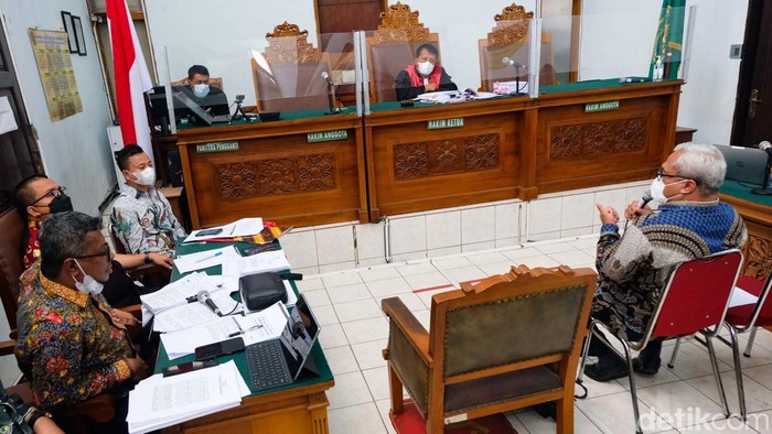 Sidang praperadilan mantan Bupati Tanah Bumbu Mardani Maming atas penetapan tersangkanya oleh KPK digelar hari ini. Pakar hukum Aan Eko Widiarto dihadirkan pihak Mardani.