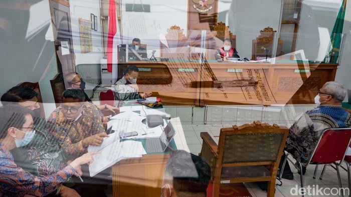 Mardani Maming Hadirkan Pakar Hukum di Praperadilan Vs KPK Sidang praperadilan mantan Bupati Tanah Bumbu Mardani Maming atas penetapan tersangkanya oleh KPK digelar hari ini. Pakar hukum Aan Eko Widiarto dihadirkan pihak Mardani.