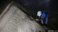 Fasilitas Modern Rice Milling Plant (MRMP) Bulog menyerap hasil panen gabah petani sekitar, yang kemudian diproses sebagai beras premium dan dijual dengan harga setara dengan kualitas medium.