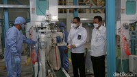 Direktur Utama Perum Bulog Budi Waseso bersama pimpinan wilayah Bulog Jawa Tengah Ahmad Kholisun meninjau fasilitas Modern Rice Milling Plant (MRMP) atau penggilingan padi/gabah modern di Kendal, Jawa Tengah, Kamis (21/7/2022).