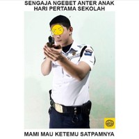 Satpam tampan di sekolah memang bisa membangkitkan semangat para ibu-ibu untuk mengantar anaknya ke sekolah. Tapi tolong jangan sampai salah fokus hingga sang anak malah jadi nggak diperhatiin yaa.. Foto: Instagram/@memeinajah