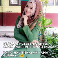 Mungkin niat kenalannya biar lebih dekat. Jadi lebih mudah kalau mau bertanya soal tugas sekolah si anak. Benar atau salah nih? Foto: Instagram/@setiadi_ruli