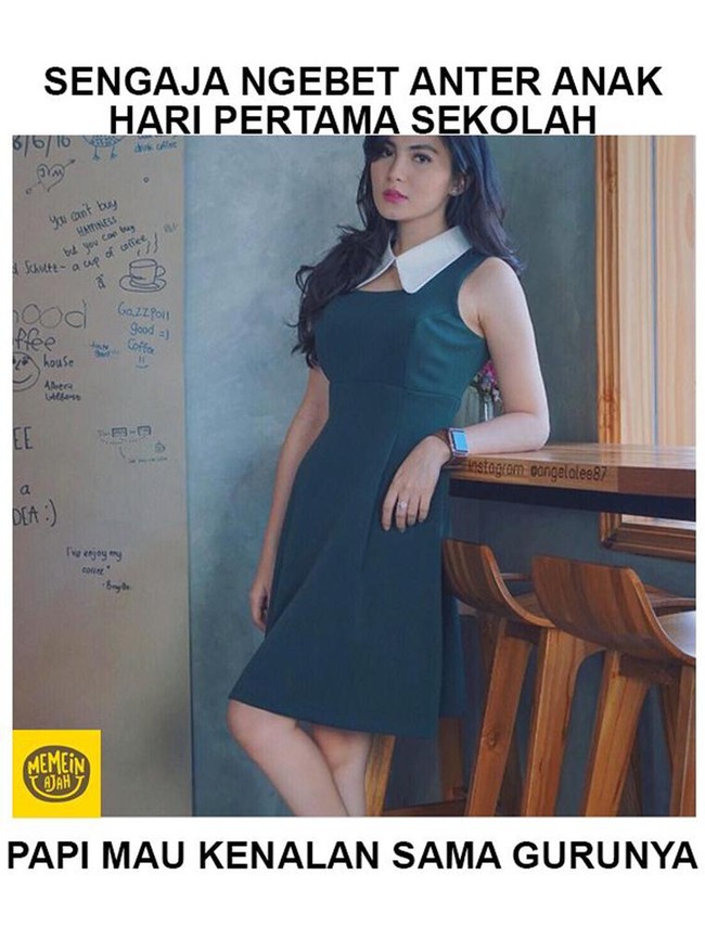 Kalau guru sekolahnya kayak gini sih nggak heran deh bapak-bapak jadi auto semangat antar anak ke sekolah. Ibu-ibu yang punya guru sekolah anak semacam ini sih cuma bisa harap-harap cemas deh.. Foto: Facebook