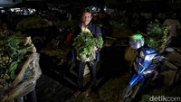 Warga membawa sayuran dari Pasar Sayuran BAbelan, Bekasi.