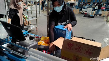 Para packer disebutkan dapat membungkus 40 orderan hanya dalam waktu satu jam saja. Foto: (Panji Saputro/detikINET).