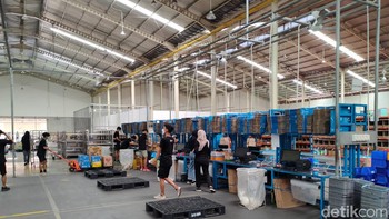 Di sini kita juga ada tim yang dsebut stock controller. Jadi mereka mengecek akurasi antara sistem dengan fisik, dan memastikan bahwa semuanya sesuai. Foto: (Panji Saputro/detikINET).