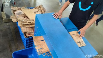 Blibli memiliki Shredder Machine, untuk memberdayakan kardus sebagai pengganti lapisan bubble wrap ketika membungkus barang. Foto: (Panji Saputro/detikINET).