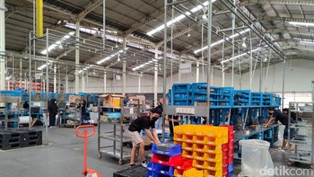 Masing-masing karyawan di dalam gudang, memiliki identitas usernya masing-masing di sistem. Mereka menggunakan alamat email dan harus login ke sistem pakai nama dia. Jadi pekerjaan dia bisa terukurFoto: (Panji Saputro/detikINET).