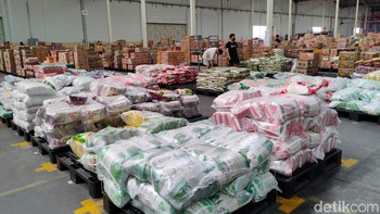 Untuk picker sendiri dipersenjatai oleh sebuah alat pemindai, agar tidak salah mengambil barang konsumen. Foto: (Panji Saputro/detikINET).