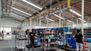 Blibli mengatakan bahwa mereka bisa membungkus lebih dari 10 ribu orderan dalam waktu 24 jam. Foto: (Panji Saputro/detikINET).