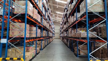 Setiap pengambilan di Raking, barang akan diturunkan terlebih dahulu atau dipindah ke Floor Storage, agar mempermudah dan mempercepat proses picker. Foto: (Panji Saputro/detikINET).