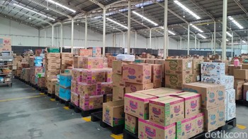 Mereka pun membaginya menjadi tiga area besar, mulai dari Raking, Floor Storage, dan Shelving. Lalu sisanya digunakan sebagai Packing Station, Outbound, dan sebagian dipakai untuk HUB BES paket. Foto: (Panji Saputro/detikINET).