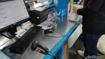 Sebelum proses dibungkus, para packer akan mengecek kesesuaian barang yang dibawa oleh picker dengan sistem. Jika salah membawa barang, akan diberitahu. Foto: (Panji Saputro/detikINET).