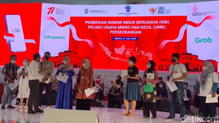 Menves Bahlil Lahadalia saat bincang dengan pelaku UMKM di Gelanggang USU.