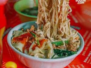 Mie Ayam Enak di Gang Sempit hingga Penjual Makanan Masak Pakai Wajan Penyok