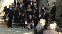 Donald Trump ditemani istrinya, Melania, dan anak-anaknya.  