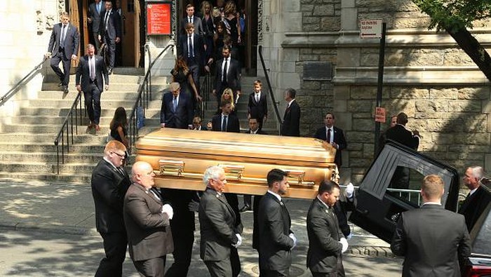 Momen Donald Trump-Melania Hadiri Pemakaman Ivana Trump NEW YORK, UNITED STATES -JULY 20: The coffin of Ivana Trump are carried out from St Vincent Ferrer Roman Catholic Church during her funeral service in New York, United States on July 20, 2022. Former U.S. President Donald Trump and his kids Ivanka Trump and Eric Trump and their children followed the casket of Ivana Trump out of the Church. (Photo by Eren AbdullahogullarΓΒ±/Anadolu Agency via Getty Images)