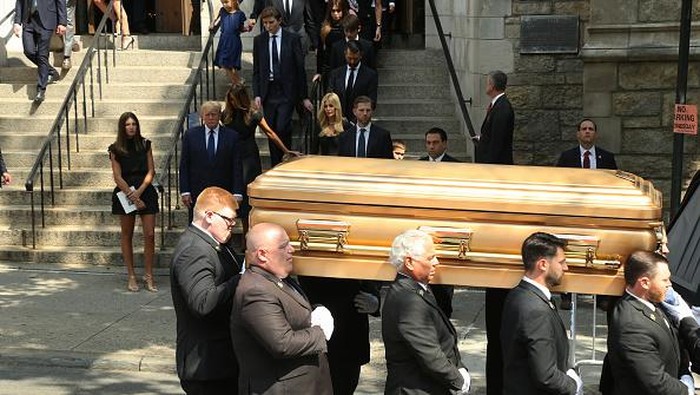 Momen Donald Trump-Melania Hadiri Pemakaman Ivana Trump NEW YORK, UNITED STATES -JULY 20: The coffin of Ivana Trump are carried out from St Vincent Ferrer Roman Catholic Church during her funeral service in New York, United States on July 20, 2022. Former U.S. President Donald Trump and his kids Ivanka Trump and Eric Trump and their children followed the casket of Ivana Trump out of the Church. (Photo by Eren AbdullahogullarΓΒ±/Anadolu Agency via Getty Images)